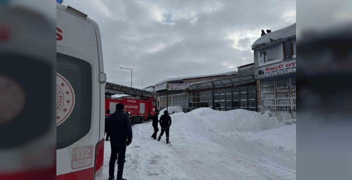 Bitlis'te kar yüküne dayanamayan çatı çöktü: Bir kişi yaralandı