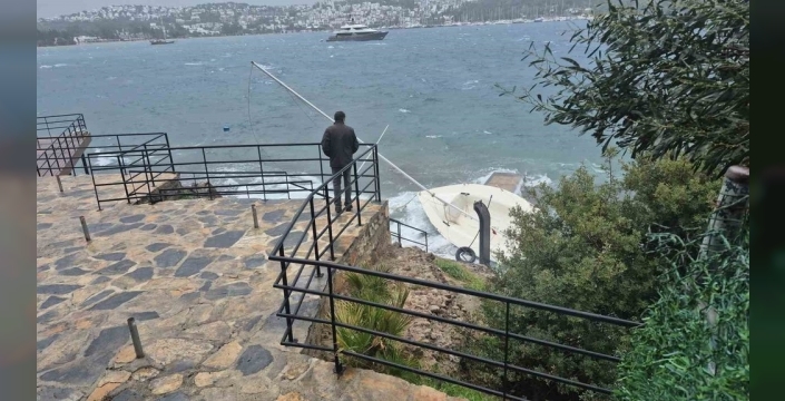 Bodrum'da fırtına dehşeti: Tekneler battı, karaya sürüklendi!