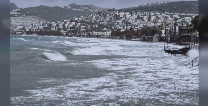 Bodrum’u vuran fırtına hayatı felç etti: Tekne battı, yol kapandı!