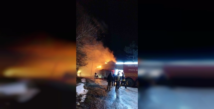 Bolu'nun Mudurnu ilçesinde iki katlı ev alevlere teslim oldu