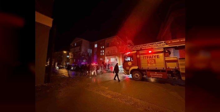 Bunalıma giren genç, evinde yangın çıkardı