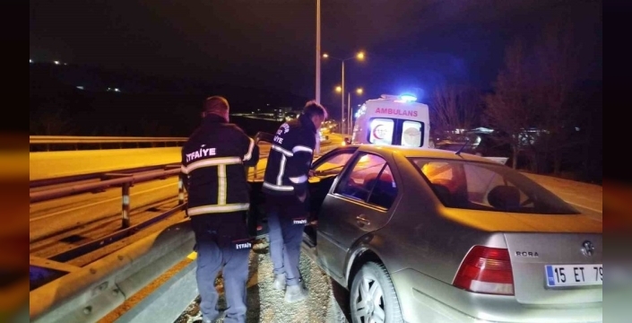 Burdur'da otomobil refüje böyle çarptı: Sürücü yaralı!