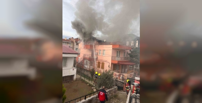 Burhaniye'de yürekleri ağza getiren yangın: Yaşlı adam son anda kurtarıldı!