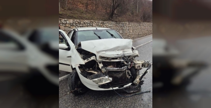 Bursa'da acı kaza: Anne ve iki çocuğu bariyerlere çarpan araçta yaralandı