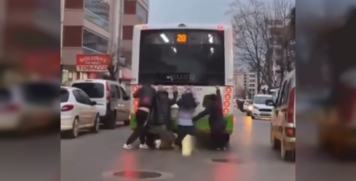 Bursa'da akılalmaz tehlike: Otobüs arkasında dans eden çocuklar!