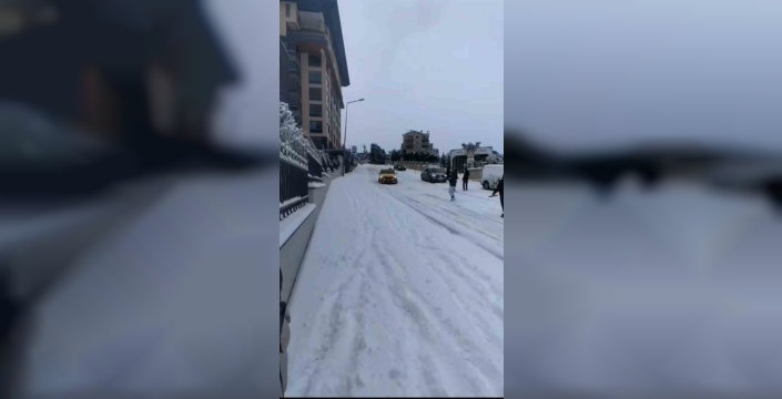 Bursa'da buzlu yolda sürücüyü şaşırtan kaza anı kamerada