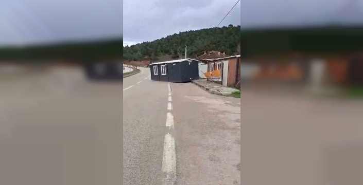 Bursa'da fırtına çatıları uçurdu, ağaçlar devrildi!