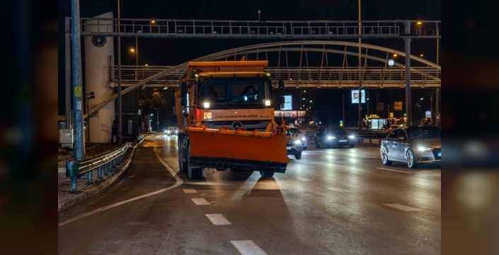Bursa'da kar yağışıyla mücadele için gece boyunca seferberlik