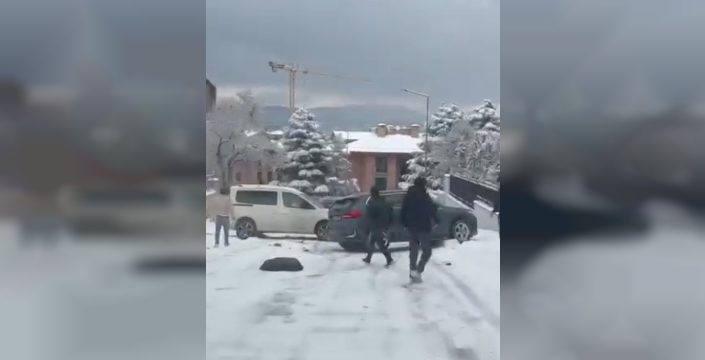 Bursa'da korku dolu anlar: Kontrolden çıkan araç, vatandaşların arasına daldı