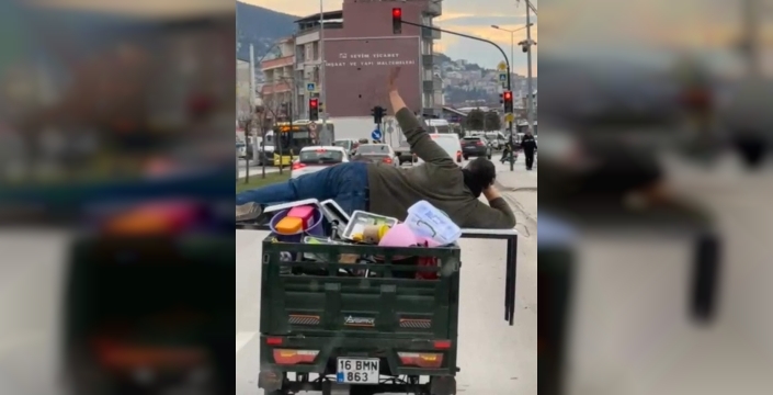 Bursa'da motosikletin arkasında yatarak tehlikeli yolculuk