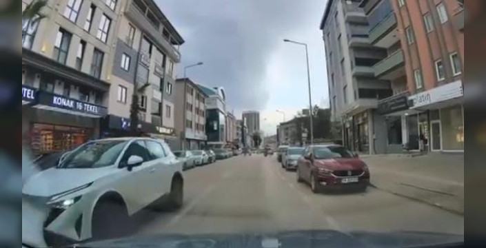 Bursa'da park halindeki araçların arasından çıkan yayaya otomobil çarptı, korku dolu anlar kameralara yansıdı