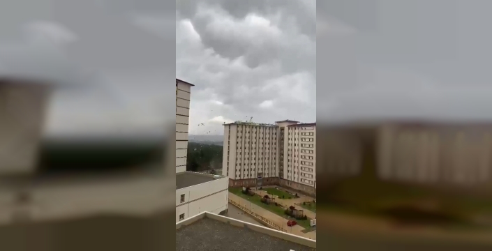 Bursa'da şiddetli fırtına çatıları uçurdu, öğrenciler uyarıldı