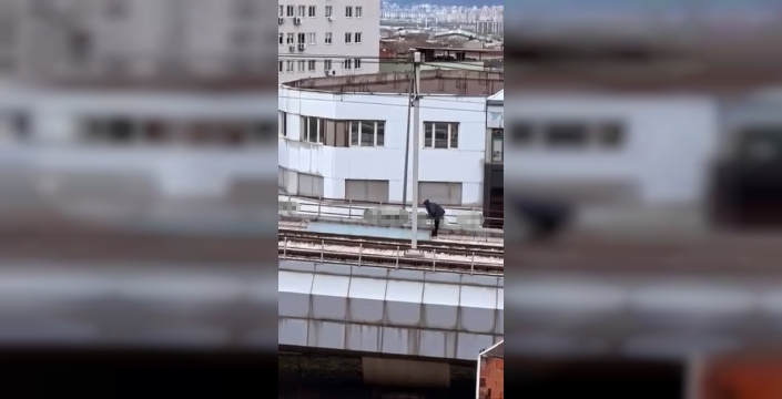 Bursa'da şiddetli rüzgarın kopardığı tabela metro hattına düştü