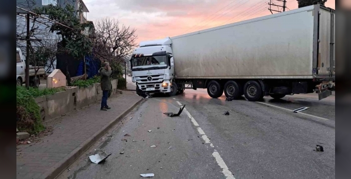 Bursa'da şok edici kaza: Tır karşı şeride geçti, otomobille kafa kafaya çarpıştı