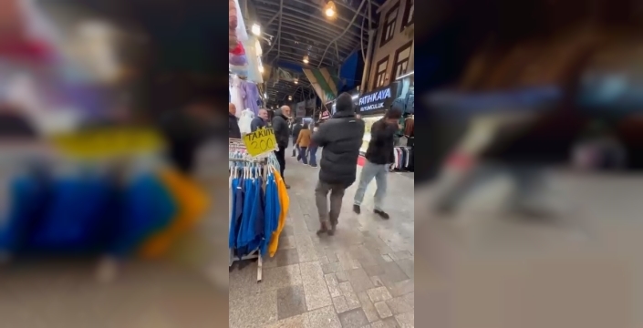 Bursa'da tarihi çarşıda şok: Rüzgar çatıları uçurdu!