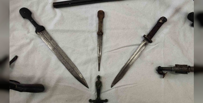 Bursa'da tarihi eser operasyonu: Çok sayıda silah ve obje ele geçirildi