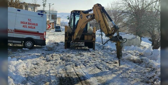 Buzlu yolda mahsur kalan ambulansa ekipler yetişti: Anne ve bebeği kurtarıldı