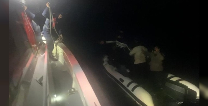 Çanakkale açıklarında tehlike atlatan 8 kaçak göçmen kurtarıldı