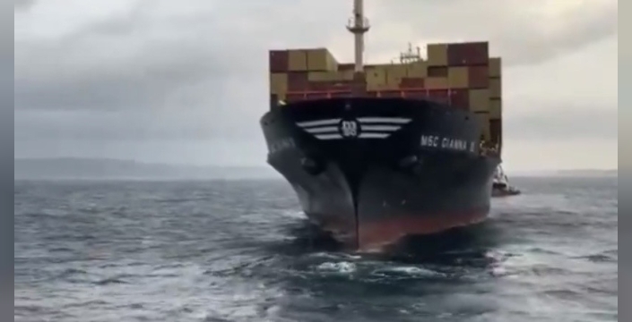 Çanakkale Boğazı'nda dev konteyner gemisi tehlike atlattı!