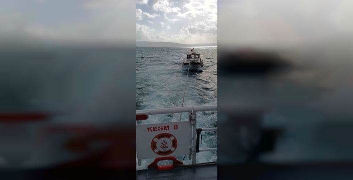 Çanakkale Boğazı'nda makine arızasına yakalanan tekne, hızlı müdahale ile kurtarıldı