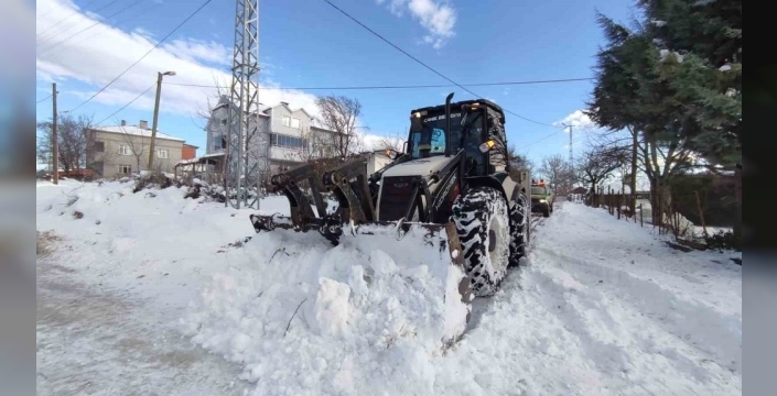 Canik Belediyesi'nden karla mücadelede hem yol açtı hem gönül ısıttı