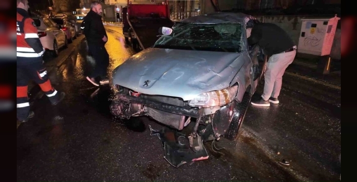 Çekmeköy'de kontrolden çıkan otomobil takla attı: Üç yaralı