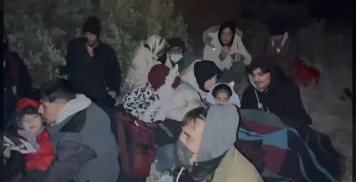 Çeşme'de gece operasyonu: 7'si çocuk 25 düzensiz göçmen yakalandı