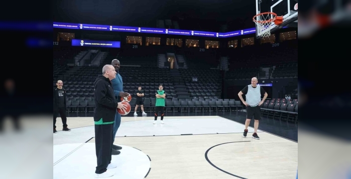 Cumhurbaşkanı Erdoğan, NBA efsanesi Shaquille O'Neal ile basketbol oynadı