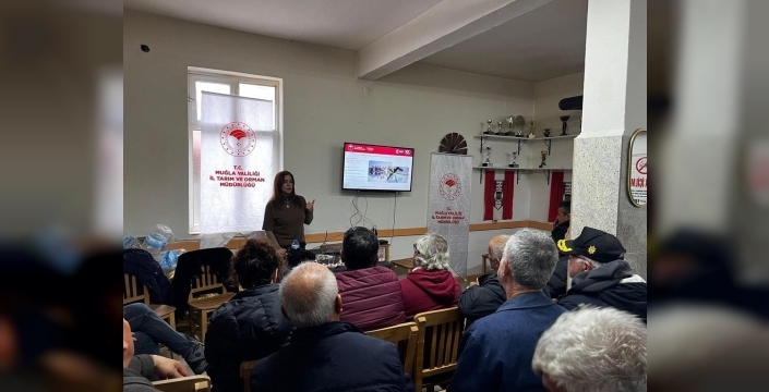 Datça'da badem üreticilerine hastalık ve zararlılarla mücadele eğitimi verildi