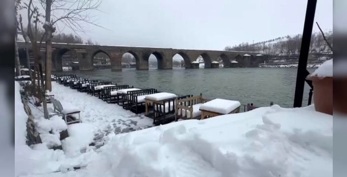 Diyarbakır'da yoğun kar, Dicle Nehri'nin su seviyesini yükseltti