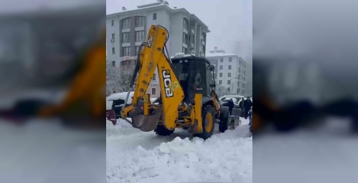 Diyarbakır TOKİ sakinleri karla mücadelede kendi imkanlarıyla direniyor!