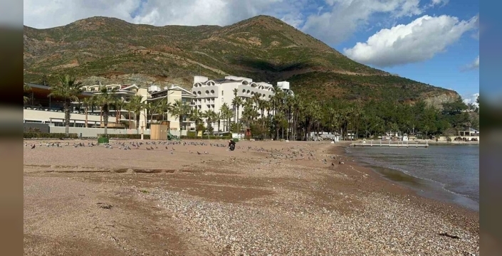 Dün fırtına, bugün güneşli hava: Marmaris'te vatandaşlar denize koştu