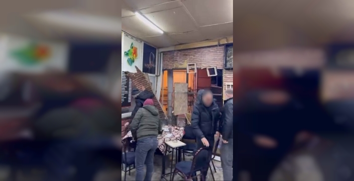 Duvarlar yıkılırken bile oyunlarına devam eden kahvehaneciler pes etmedi!