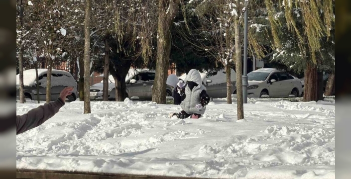 Düzce beyaza büründü, çocuklar kardan adamlarla şenlendi!