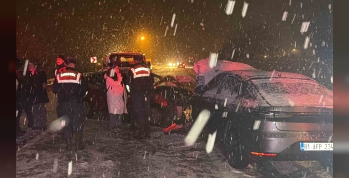 Düzce'de kar fırtınası can aldı: Kafa kafaya çarpışan araçlarda 7 kişi yaralandı