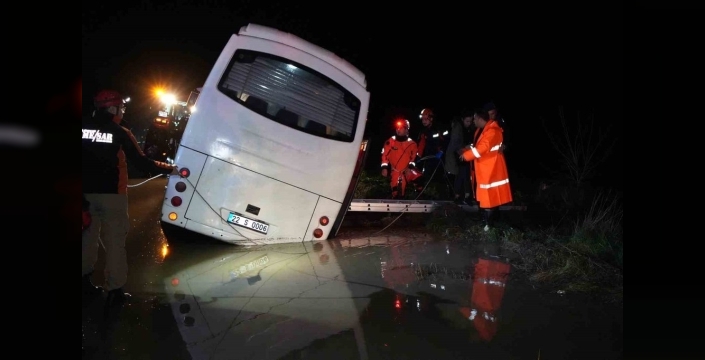 Edirne'de minibüs sulama kanalına düştü, mahsur kalanlar kurtarıldı