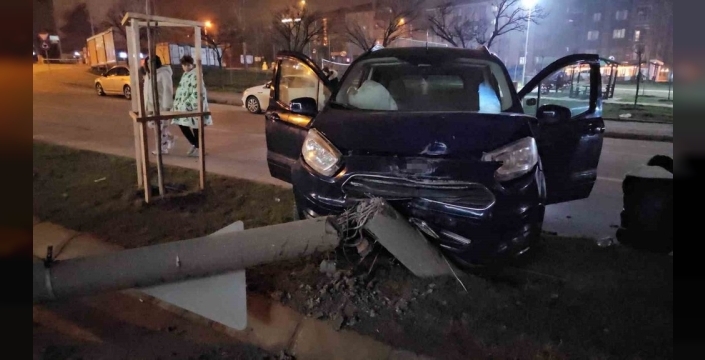 Edirne'de şok edici kaza: Otomobil refüje uçtu, anlar kamerada