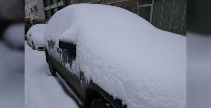 Elazığ adeta beyaza büründü: Kar kalınlığı 20 santimetreyi aştı, araçlar kayboldu!