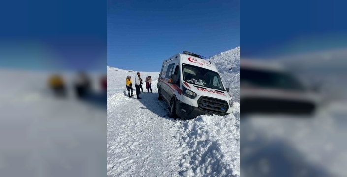Elazığ'da hasta çocuk, greyderle ambulansa ulaştırıldı