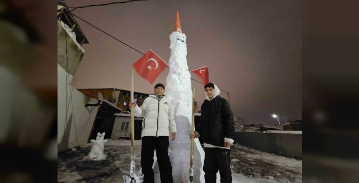Elazığ'da iki arkadaşın yaptığı 4,5 metrelik dev kardan adam görenleri şaşkına çevirdi