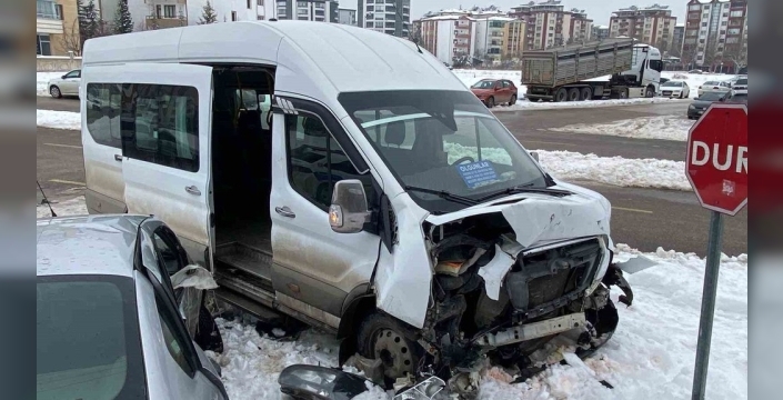 Elazığ'da trafik kazası: Minibüs ve otomobil çarpıştı, 4 kişi yaralandı