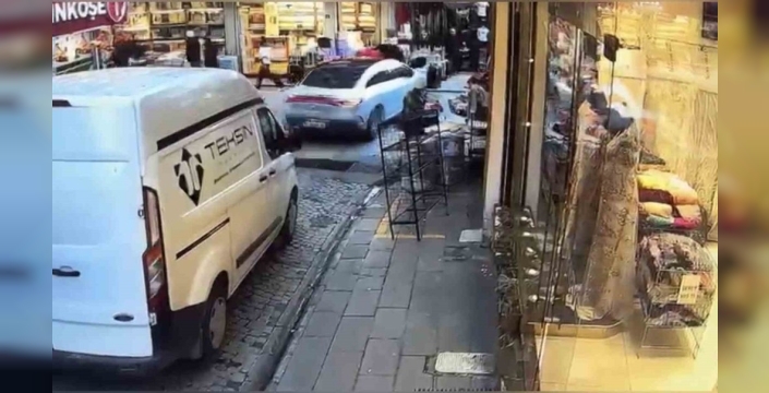 Eminönü'nde panik anı: Fren yerine gaza basan sürücü kalabalığa daldı, 4 kişi yaralandı