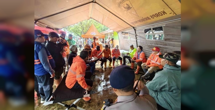 Endonezya'da kabus: Heyelan 7 can aldı, 82 kişi toprağa gömüldü!