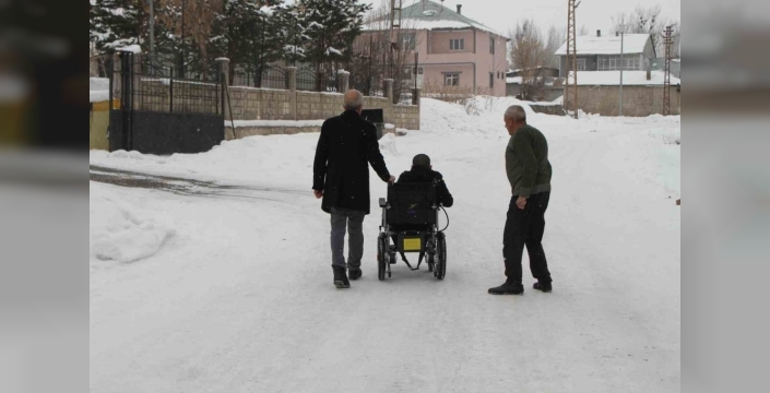 Engelli genç, annesinin mezarına kavuştuğu akülü sandalyeye kavuştu