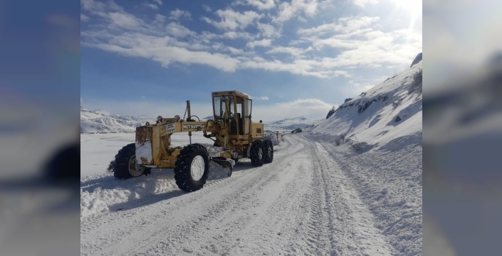 Erzincan'da kardan kapanan köy yolları tekrar açılmaya başlandı