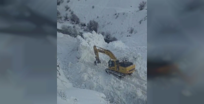 Erzincan'da köy yoluna çığ düştü, ekipler hızla müdahale etti