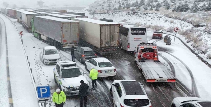 Erzincan-Sivas yolu kar ve tipiye teslim: Ulaşım felç oldu