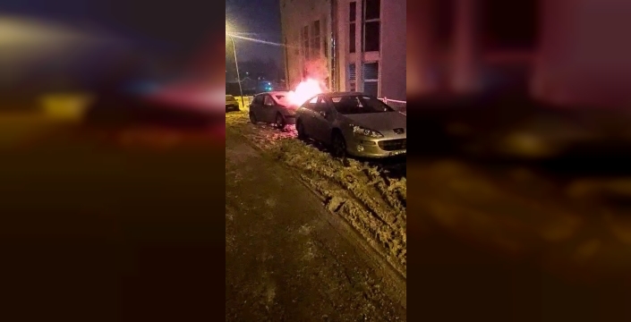 Erzurum'da park halindeki otomobil alevlere teslim oldu