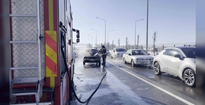 Erzurum'da seyir halindeki otomobil alev aldı, itfaiye yetişti