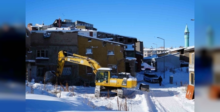 Erzurum'da tehlikeli metruk binalar yıkılıyor